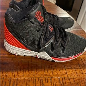 NIKE Kyrie 5 Bred Basketball 🏀 Sneaker